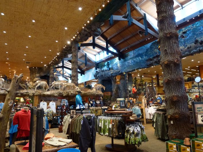 Bass Pro Shop er en kæmpe butik med enormt højt til loftet. Helt oppe er der kæmpe friser med tableauer af udstoppede dyr.